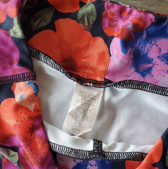 SALE! Flower Capri Leggings - Picture 6 of 6